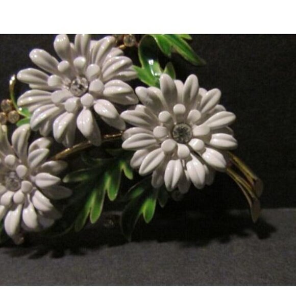 Vtg Crown Trifari Enamel Brooch White Flowers With Green Leaves And Crystals Pin - Picture 4 of 8